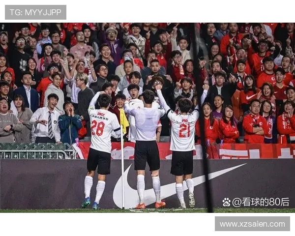 《全球足球热潮持续升温 看球迷如何通过比赛感受激情与荣耀》